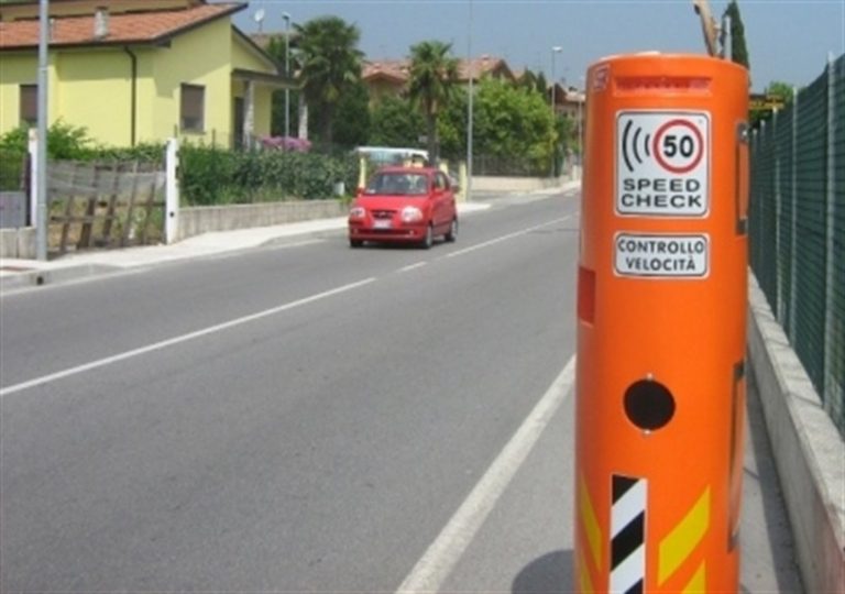 Speed check per frenare l'auto: come funziona Speed check per frenare l'auto: come funziona