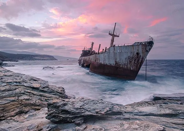 The-cargo-ship-Semiramis-at-the-coast-of-Andros-island-Greece_resultat