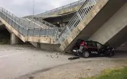 Torino, crolla cavalcavia: distrutta auto dei carabinieri
