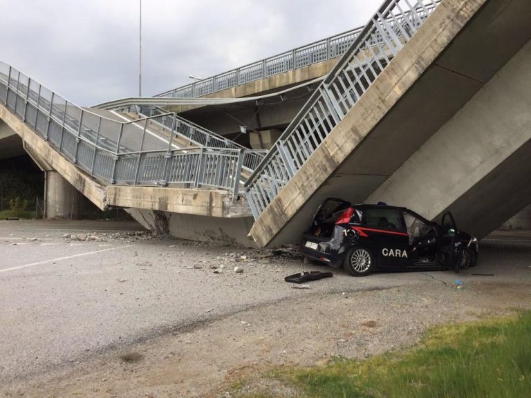 Torino, crolla cavalcavia: distrutta auto dei carabinieri