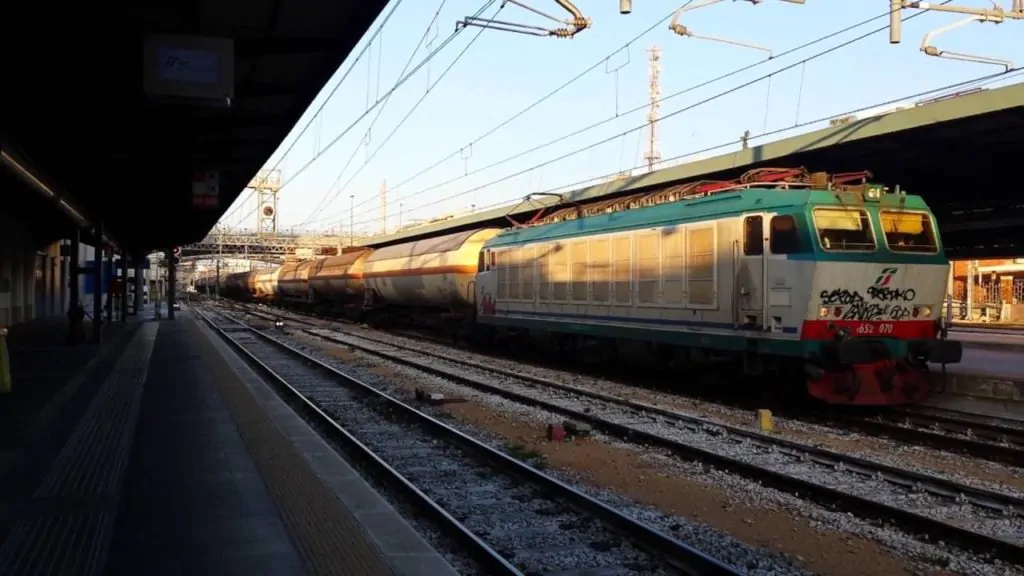 Dramma-a-Lecce-treno-proveniente-da-Bari-travolge-è-uccide-un-uomo-di-74-anni-1024x576