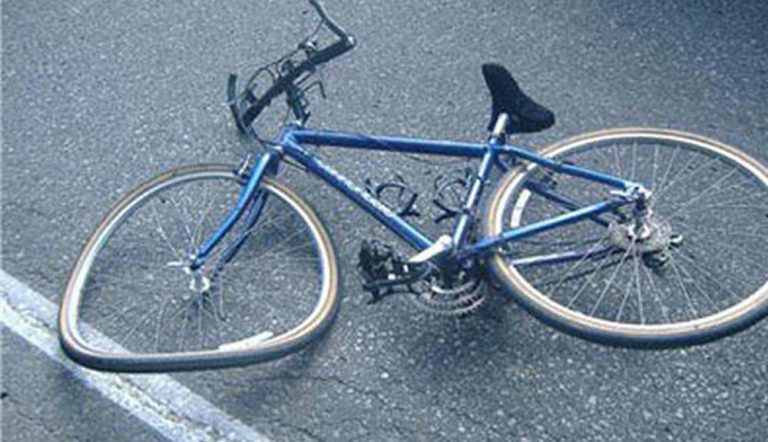 Bologna: aggredito con un lucchetto e rapinato dopo uno scontro in bici