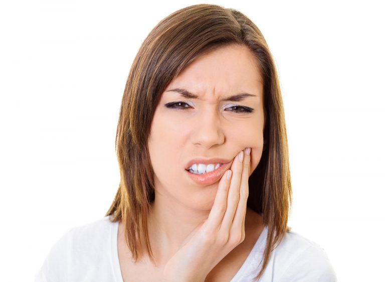 Mal di denti? Olio di cocco e chiodi di garofano lo possono alleviare