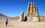 Mano protesa spunta nel deserto di Atacama