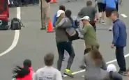 Maratona: donna sfinita portata al traguardo dai corridori