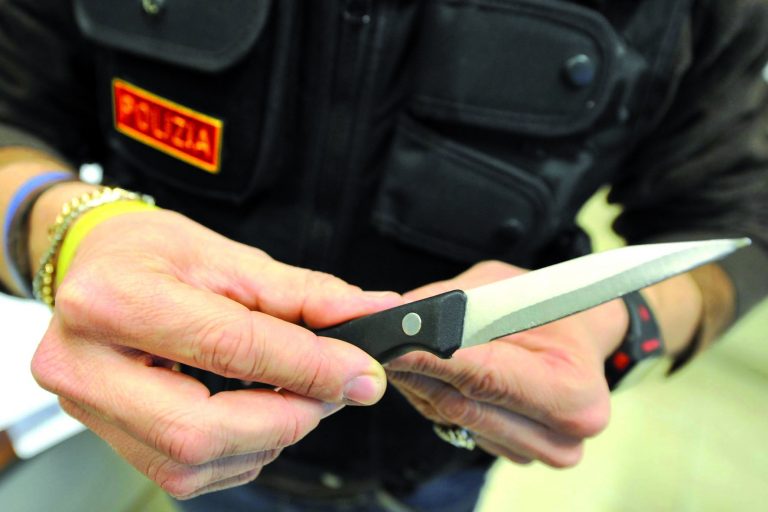 Torino, cerca di evirare il marito con un coltello da cucina: arrestata