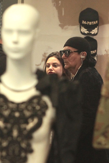 Milano, Renato Zero a passeggio nel quadrilatero della moda