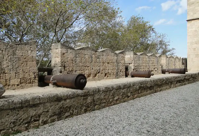 Cannoni sui bastioni del castello
