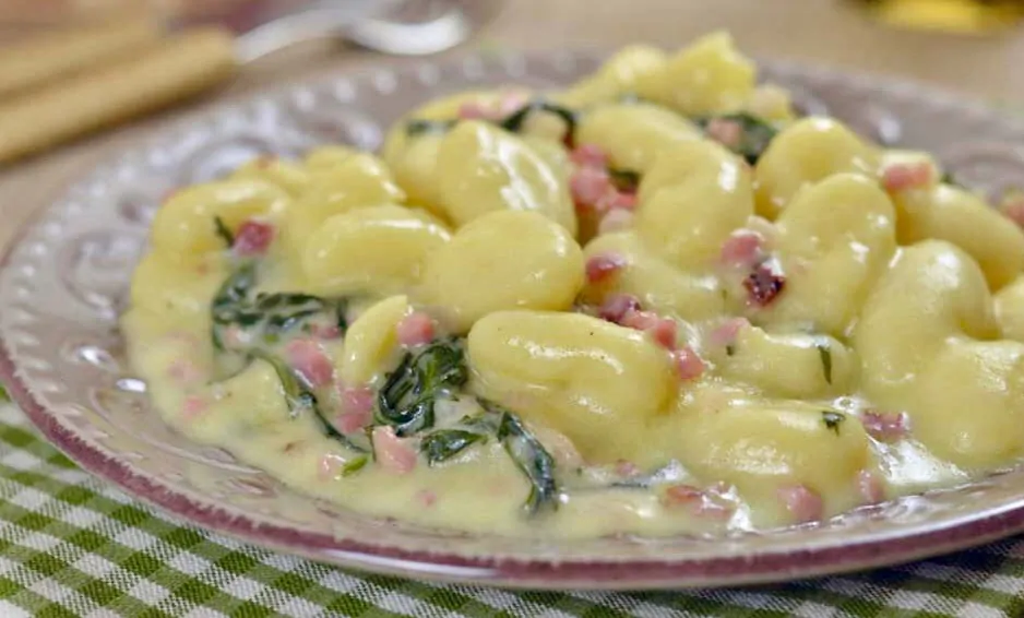 Primo piatto sfizioso? Ecco la ricetta degli gnocchi rucola e pancetta