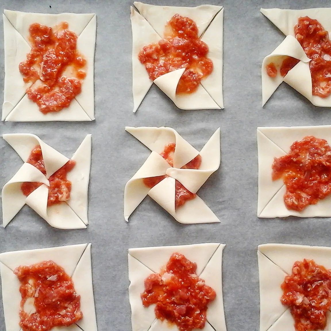 Girandole di sfoglia salate: buone e divertenti. Ecco la ricetta