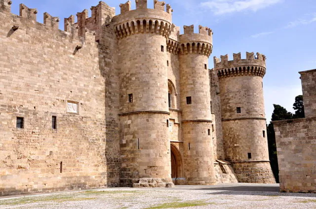 L'entrata principale del castello