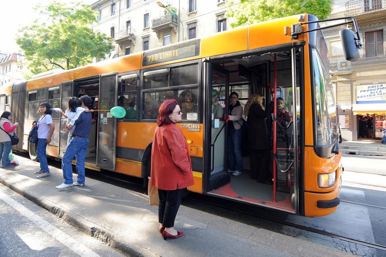 Trasporti: 23 giorni all'anno di media gli italiani sono in coda