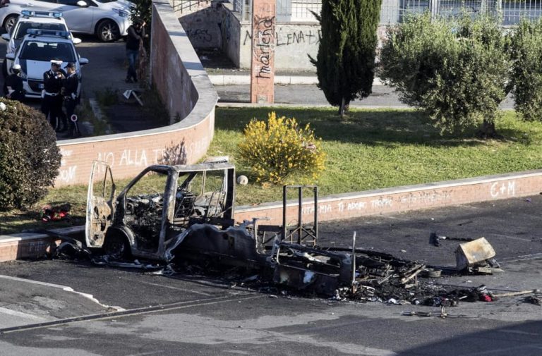incendio camper roma Morte nel rogo