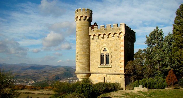 Rennes-le-Chateau: il mistero del tesoro dei Templari e il miracolo delle mele blu