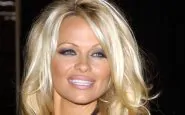 Pamela Anderson: a 50 anni ancora molto sexy per il suo amore