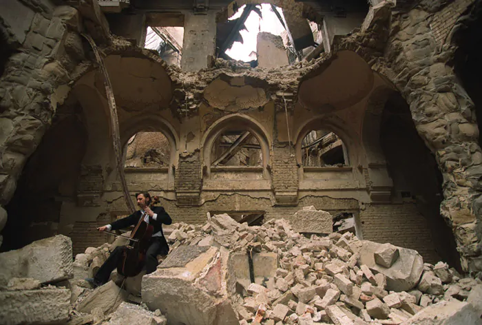 Vedran Smailović, il violoncellista che suonava Albinoni sotto le bombe di Sarajevo