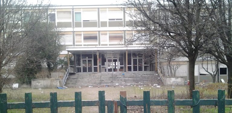 Milano il degrado della Scuola Media Cardarelli degrado