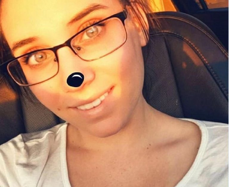 madre lascia figlie in auto