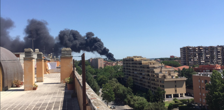 Roma, in fiamme deposito di camper. Traffico in tilt deposito di camper
