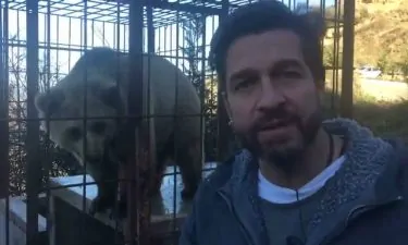 Edoardo Stoppa allo zoo di Tirana