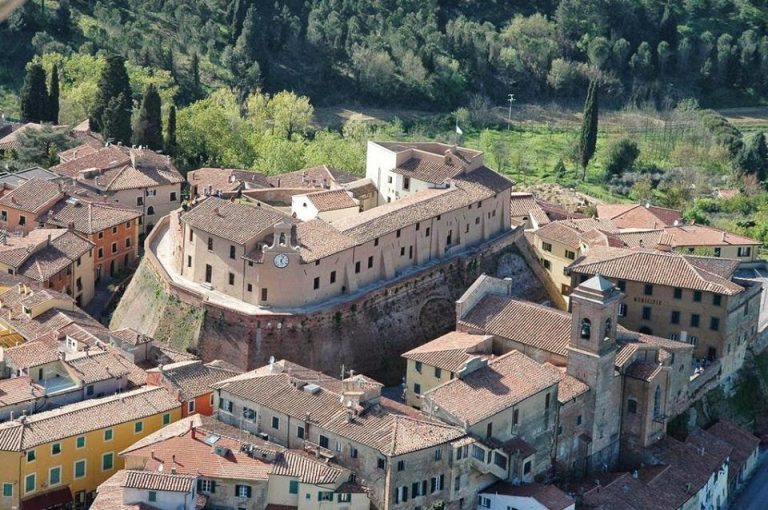 Nel borgo di Lari