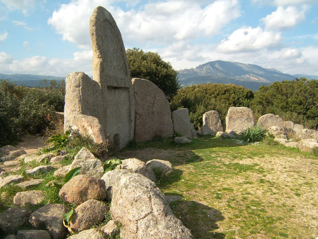 Le tombe dei giganti di S'Ena e Thomes a Nuoro.