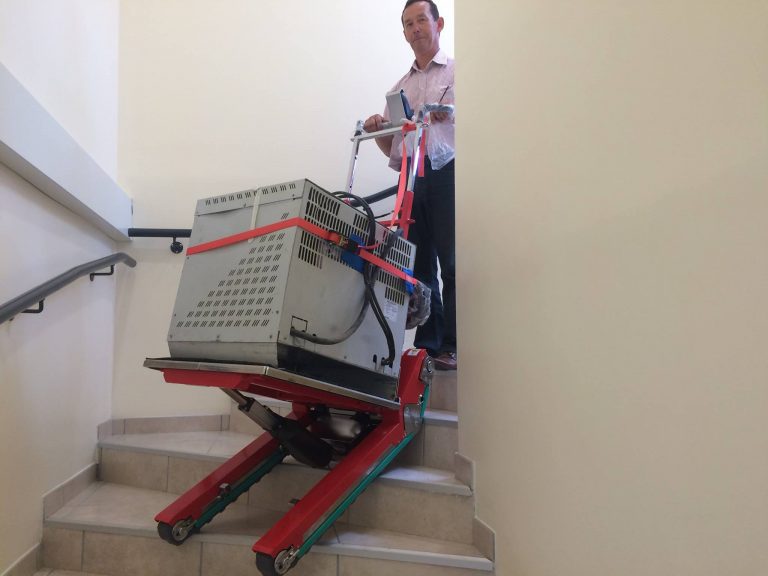 Come trasportare merce per le scale: strumenti utili come trasportare