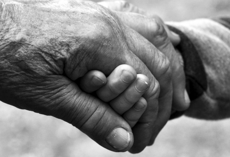 I segni del tempo che passa sono i primi a comparire sulla pelle e segnano il cambiamento del nostro corpo. Ma ecco come prevenirli con rimedi naturali.