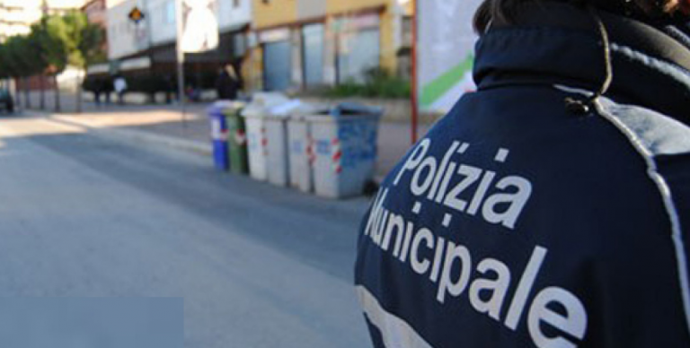 Diritto alla casa: occupato Comune di Napoli, ferito agente diritto alla casa