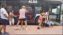 Tra gli aggressori, anche unaragazza