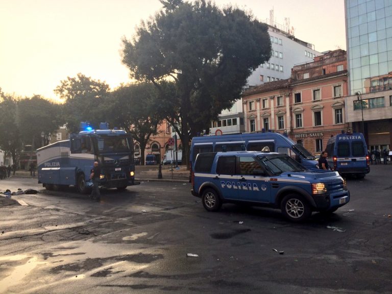 Migranti, sgombero a Roma: lancio di bombole contro agenti Migranti