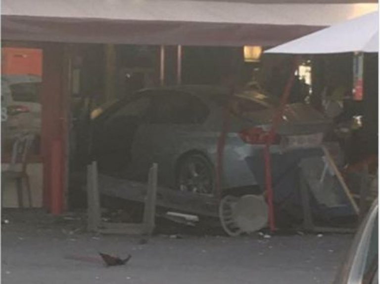 auto contro pizzeria