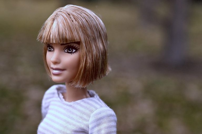 Frangia dritta: la nuova moda per l'estate Frangia