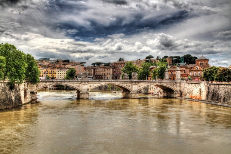 Sgomberi, Raggi: "Priorità a chi aspetta casa da 10 anni" sgomberi roma