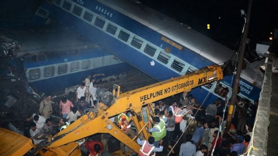 treno deraglia india