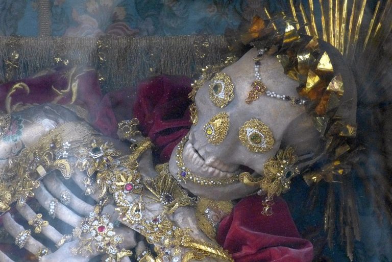 Catacombe romane: il mistero degli scheletri ingioiellati scheletri