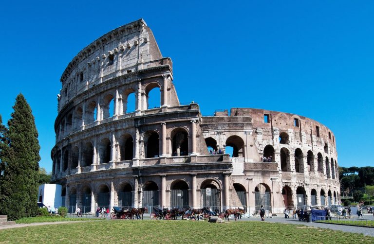 27enne scavalca ed entra nel Colosseo: due agenti feriti Colosseo