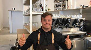 Il ragazzo assunto come barista