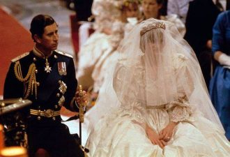 Il principe Carlo è serie, Lady Diana ha un leggero sorriso