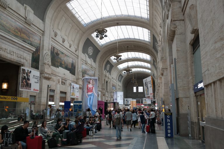 Un nigeriano ha preso a sprangate alcune auto in sosta alla Stazione Centrale di Milano; i testimoni: "Sembrava un invasato, ha distrutto una Land Rover" stazione nigeriano