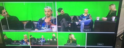 Justin mostra i suoi documenti