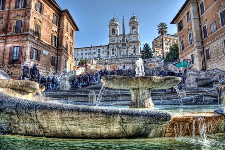 Piazza di Spagna Piazza, gente e fontana