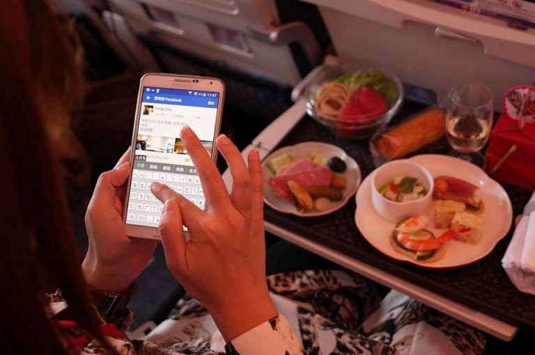 Wi-Fi Ragazza usa il cellulsre in aereo