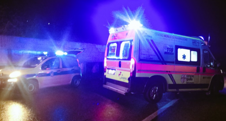 Busano, la Porsche finisce nel fosso: salvi i due ragazzi Busano