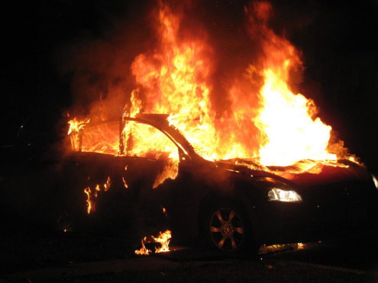 AUTO INCENDIATA