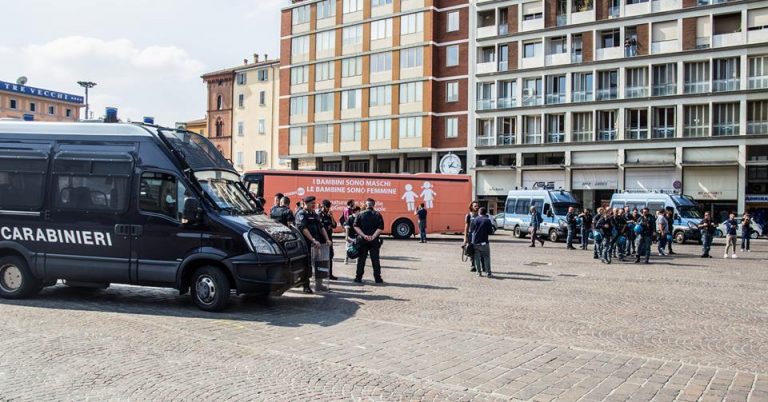 Bus no gender, gruppo di attivisti Lgbt contesta l'arrivo bus