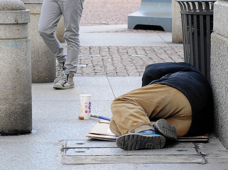 Vaticano: clochard allontanati da piazza San Pietro Clochard