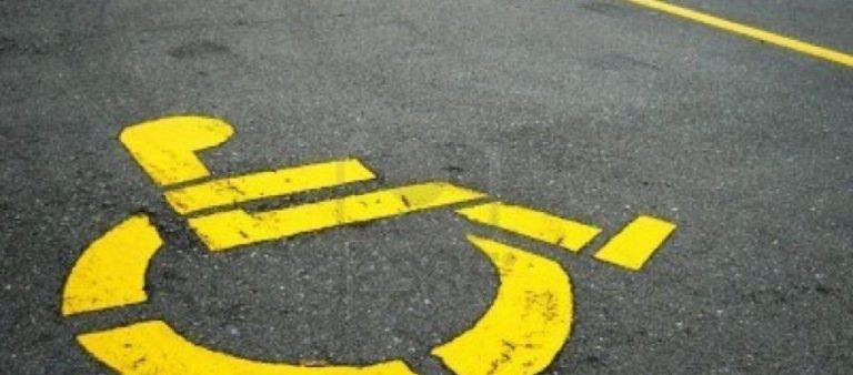 Parcheggia la Ferrari nel posto disabili: 'Io me ne frego di te'