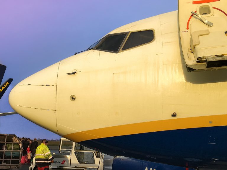 Panico sul volo Ryanair, uomo grida 'Allah Akbar' panico in volo