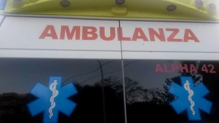 Pino cade su due automobili: due feriti gravi roma